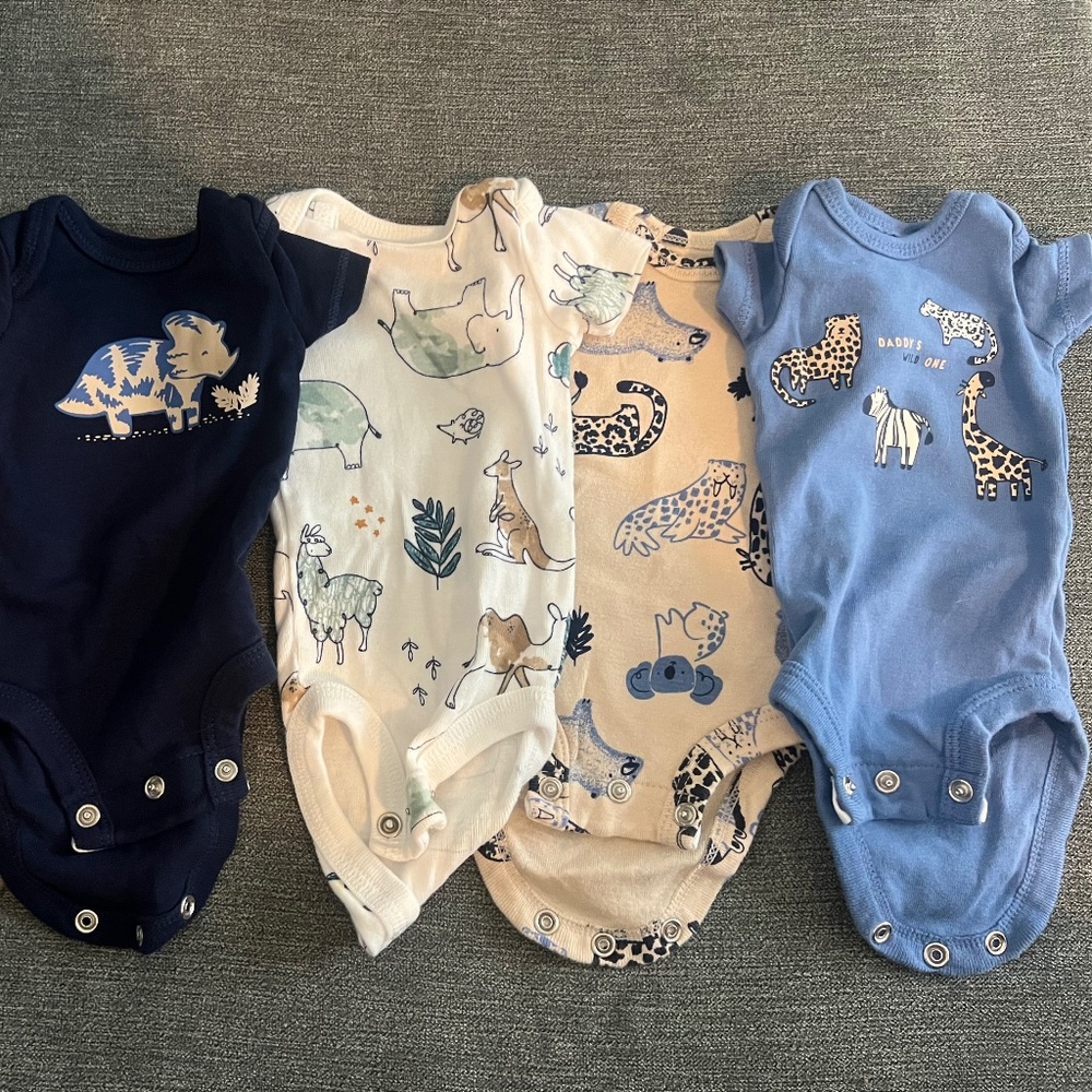 Bundle of 5 Carter's Animal onesies - Preemie